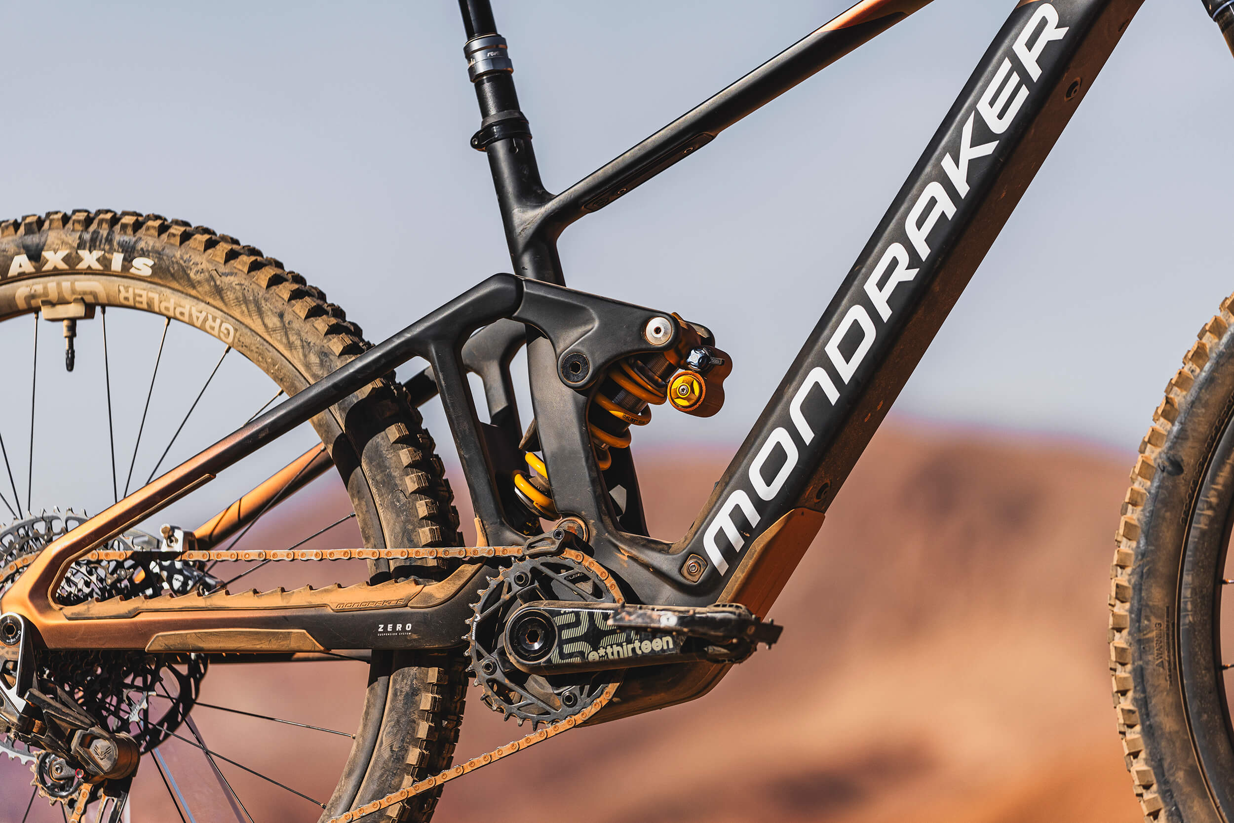 Mountainbike Mondraker Dune, Seitenansicht des Rahmens mit Federung, geeignet für Offroad-Abenteuer und Trails.