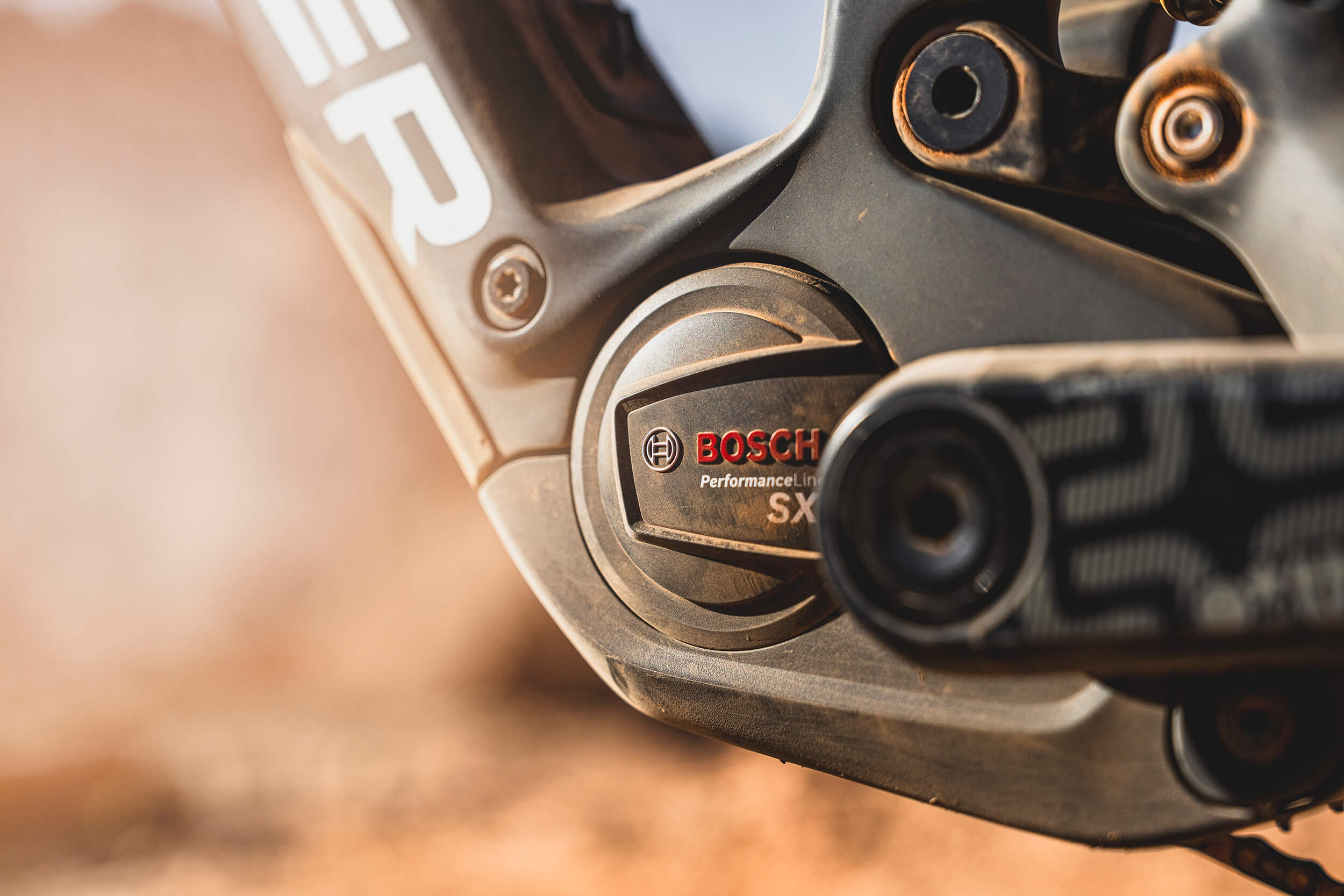 Detailansicht eines E-Bike Motors von Bosch Performance Line SX am Mondraker Dune Fahrrad, ideal für Off-Road-Einsätze.