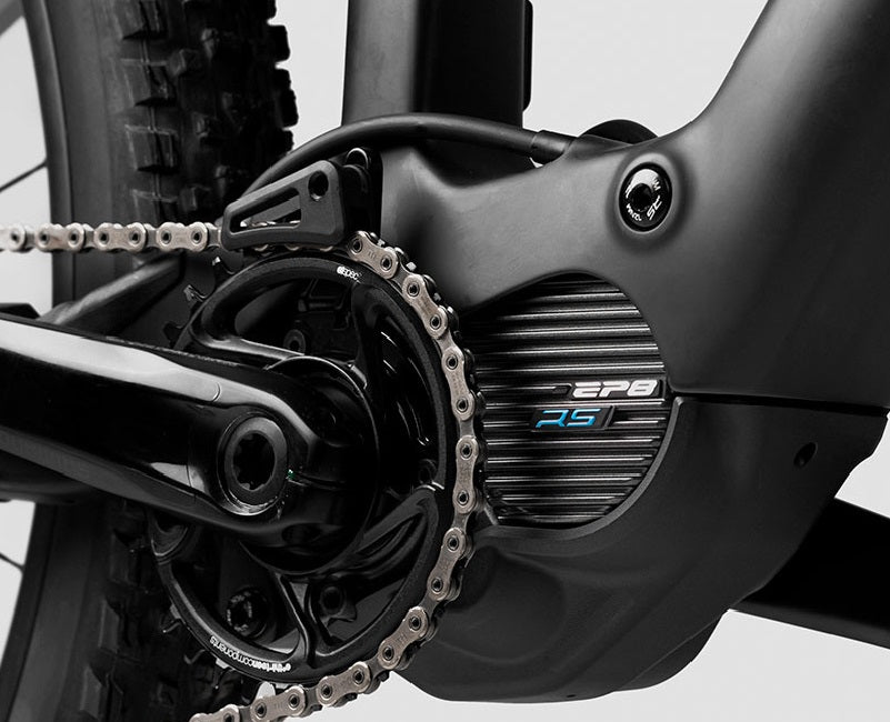 Schwarzes E-Bike-Tretlager mit Kette, Shimano EP8 RS-Motor, für Mountainbiking geeignet.