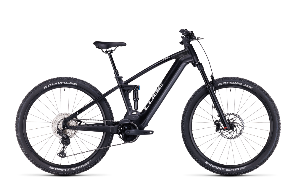 Schwarzes Cube Stereo Hybrid 120 E-Mountainbike, vollgefedert mit Schwalbe-Reifen, geeignet für Geländefahrten.