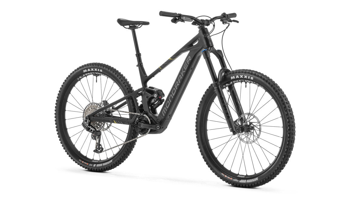 Schwarzes Mondraker Sly Mountainbike mit robusten Reifen, geeignet für Offroad-Abenteuer und sportliche Fahrer*innen.