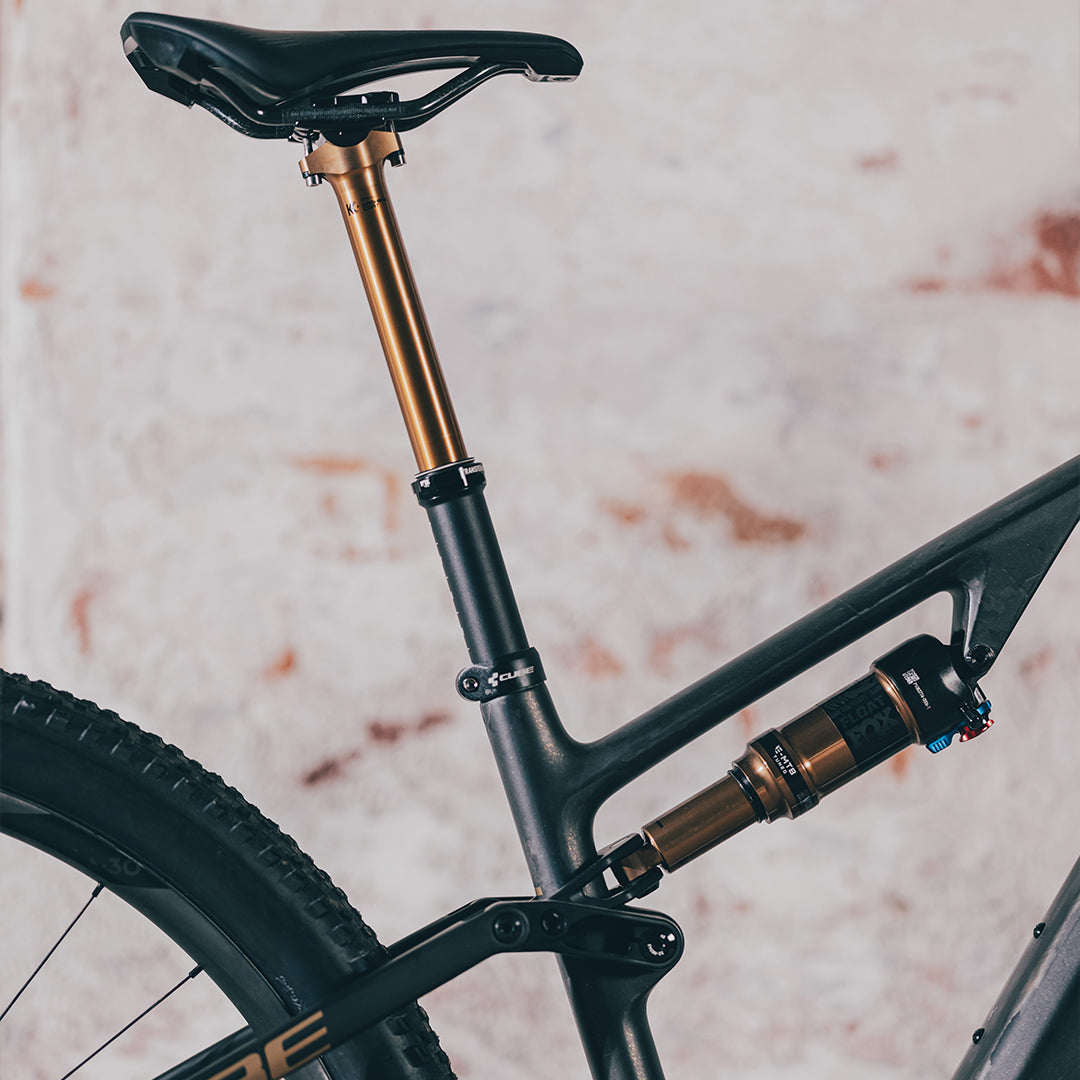 Cube-Fahrradrahmen mit RockShox-Dämpfer und verstellbarer Sattelstütze, geeignet für Mountainbiking.