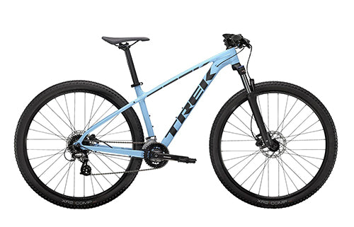 Hellblaues Mountainbike, Hardtail-Design, Trek-Marke, geeignet für Geländefahrten.