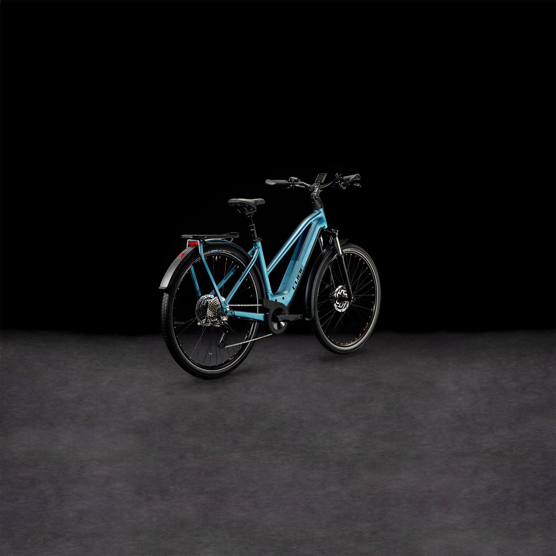 Blaues Cube E-Trekkingrad auf schwarzem Hintergrund, geeignet für städtische und leichte Offroad-Touren.