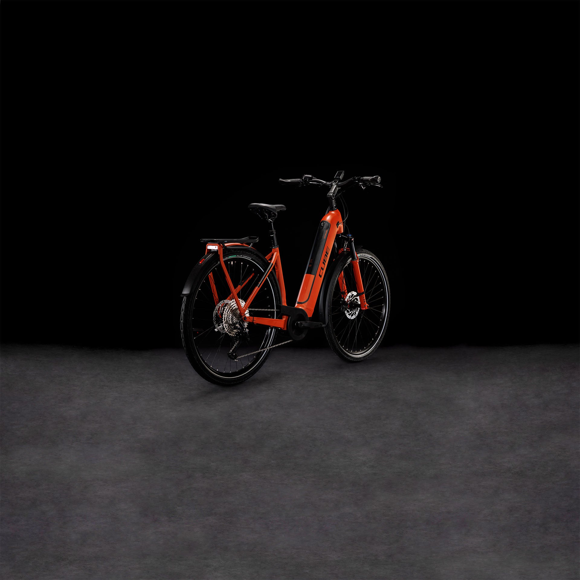 Rotes Cube E-Trekkingrad auf schwarzem Hintergrund, geeignet für Stadt- und Freizeitfahrten.