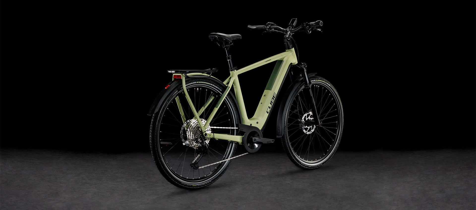 Grünes E-Trekkingbike von CUBE vor schwarzem Hintergrund, geeignet für urbane und ländliche Ausflüge.