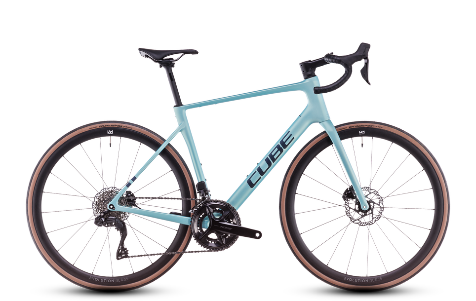 CUBE Rennrad in Hellblau, aerodynamisch, geeignet für Geschwindigkeit und Rennen, Modell aus der Neuheitenkollektion 2025.