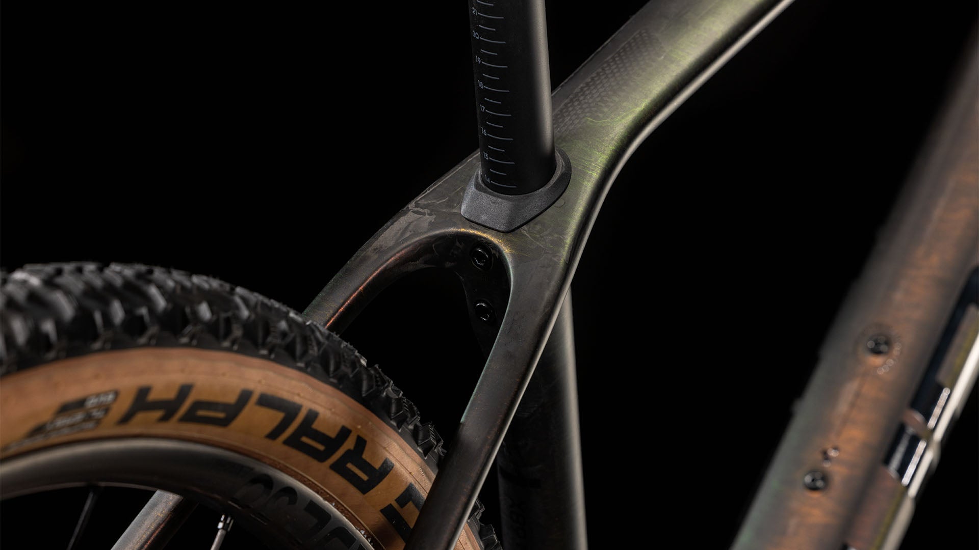 Nahaufnahme eines Cube Phenix Fahrrads, zeigt Reifenprofil und Rahmen mit Sattelstütze, ideal für anspruchsvolles Gelände.