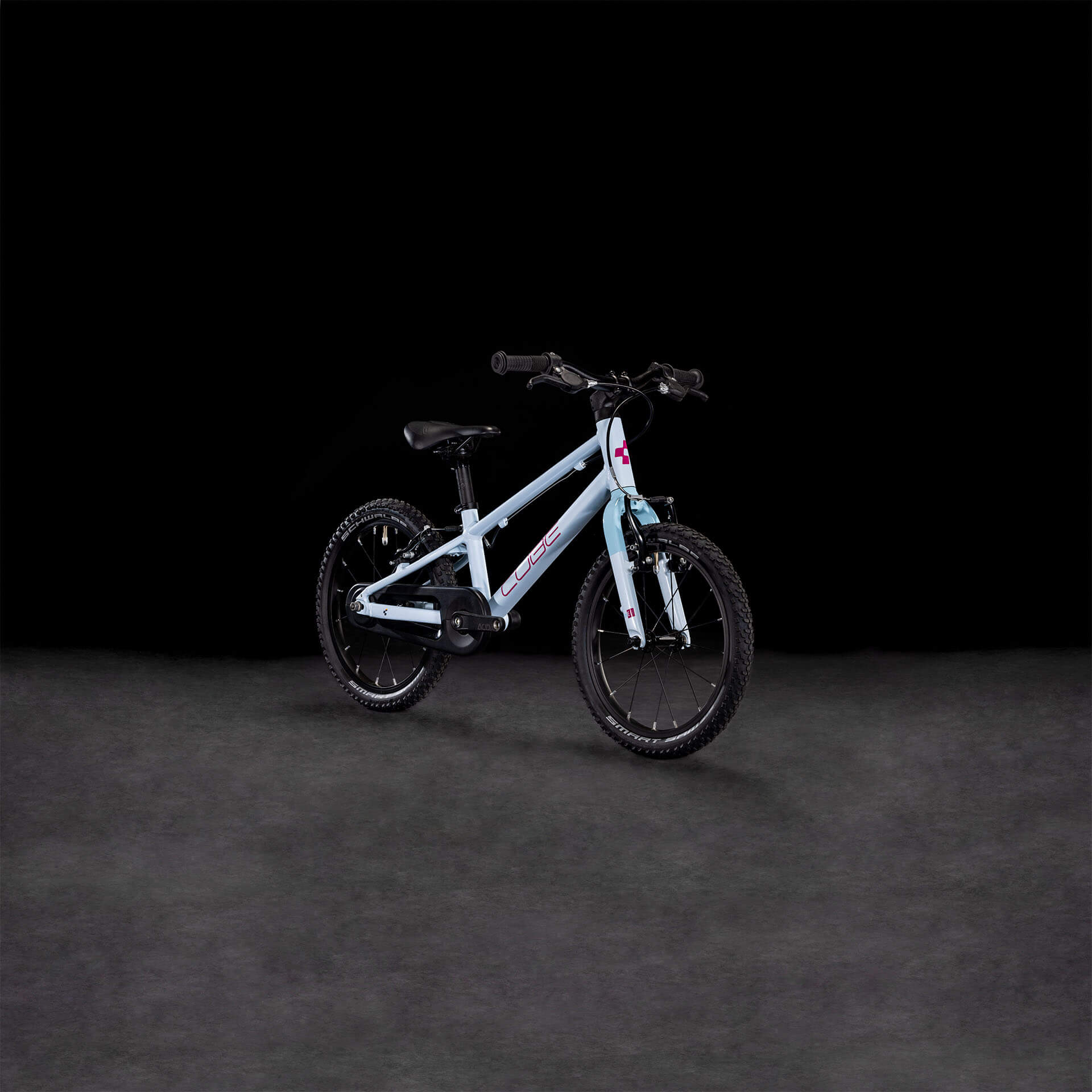 Hellblaues Cube-Kinderfahrrad auf dunklem Hintergrund, geeignet für junge Radfahrer. Modell: Cube NuMove.