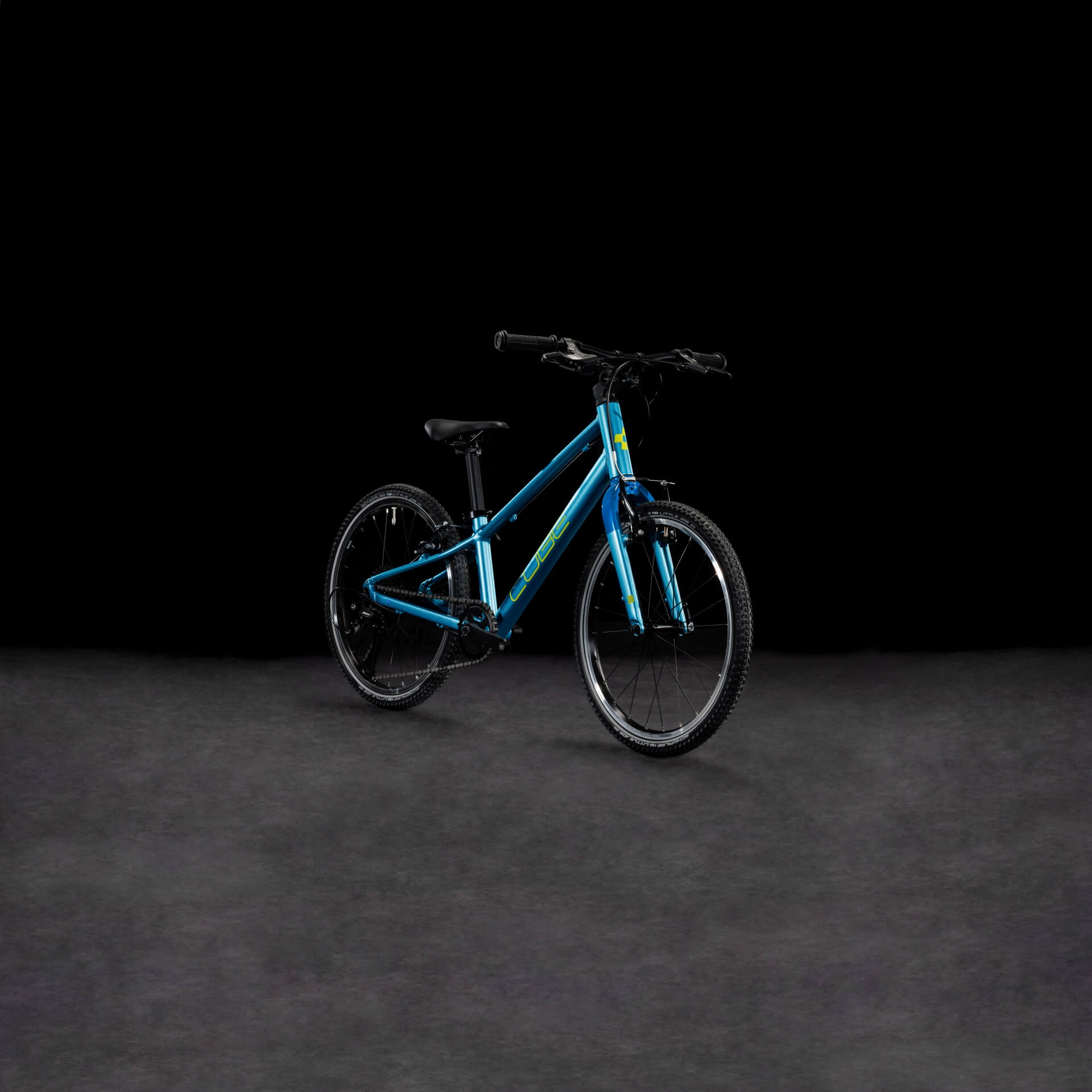 Blaues Cube Kinderfahrrad auf schwarzem Hintergrund, geeignet für junge Radfahrer, Modell: numove.