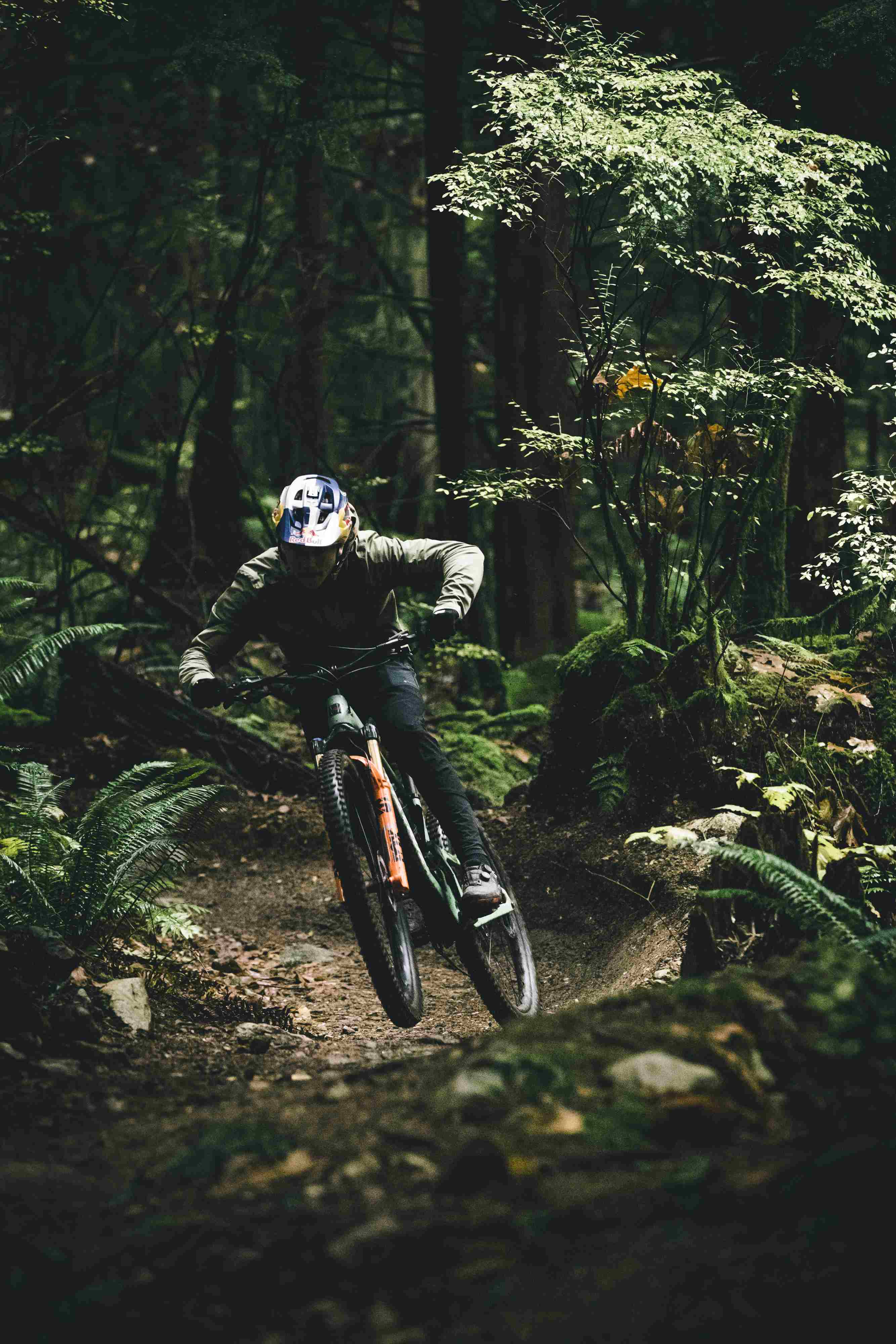 Mountainbiker in Action im Wald mit Santa Cruz 5010, ideal für Offroad und Trail-Enthusiasten.
