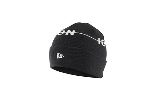 Schwarze Beanie-Mütze mit weißem Schriftzug, New Era Logo. Ideal für Freizeit und Kälte.