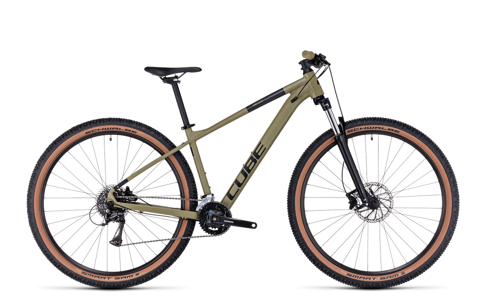 Mountainbike Cube Aim in grün mit dicken Reifen, geeignet für Offroad-Abenteuer. Ideal für sportliche Radfahrer.