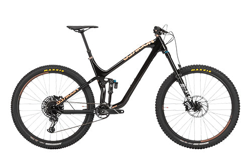 Schwarzes Allmountain-Trail-Mountainbike mit Vollfederung, Scheibenbremsen und Maxxis-Reifen, geeignet für Geländefahrten.
