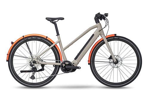 Beiges E-Bike mit orangen Schutzblechen, für den Stadtverkehr. Modell: bmc-257-amp.