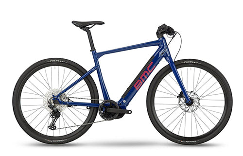 BMC Alpenchallenge AMP E-Bike, blau, für Stadt- und Freizeitfahrten, mit Scheibenbremsen und sportlichem Design.