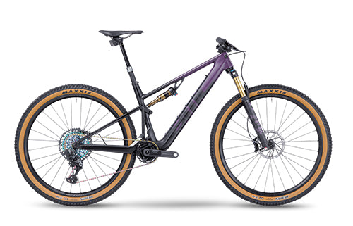 Lila-schwarzes BMC Fourstroke AMP Mountainbike, vollgefedert mit Maxxis-Reifen, für Geländefahrten.