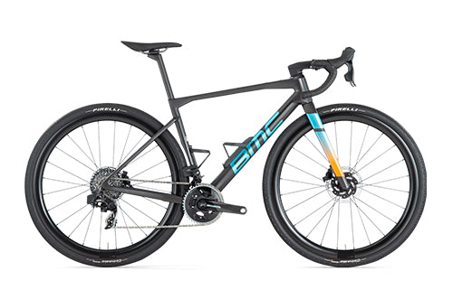 Rennrad "BMC Kaius" in Grau, aerodynamisches Design, ausgestattet mit Scheibenbremsen und Pirelli-Reifen.