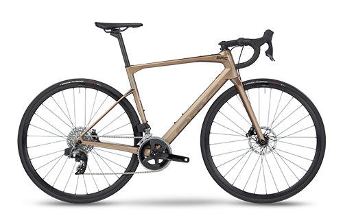 Rennrad BMC in Bronze, carbon Rahmen, Scheibenbremsen, Rennlenker, Shimano Ausstattung, für Straßenrennen geeignet.