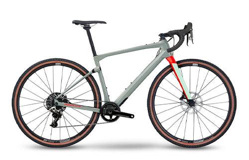 BMC URS Gravelbike in Grau und Rot mit Scheibenbremsen, geeignet für Offroad-Abenteuer und sportliche Fahrer.