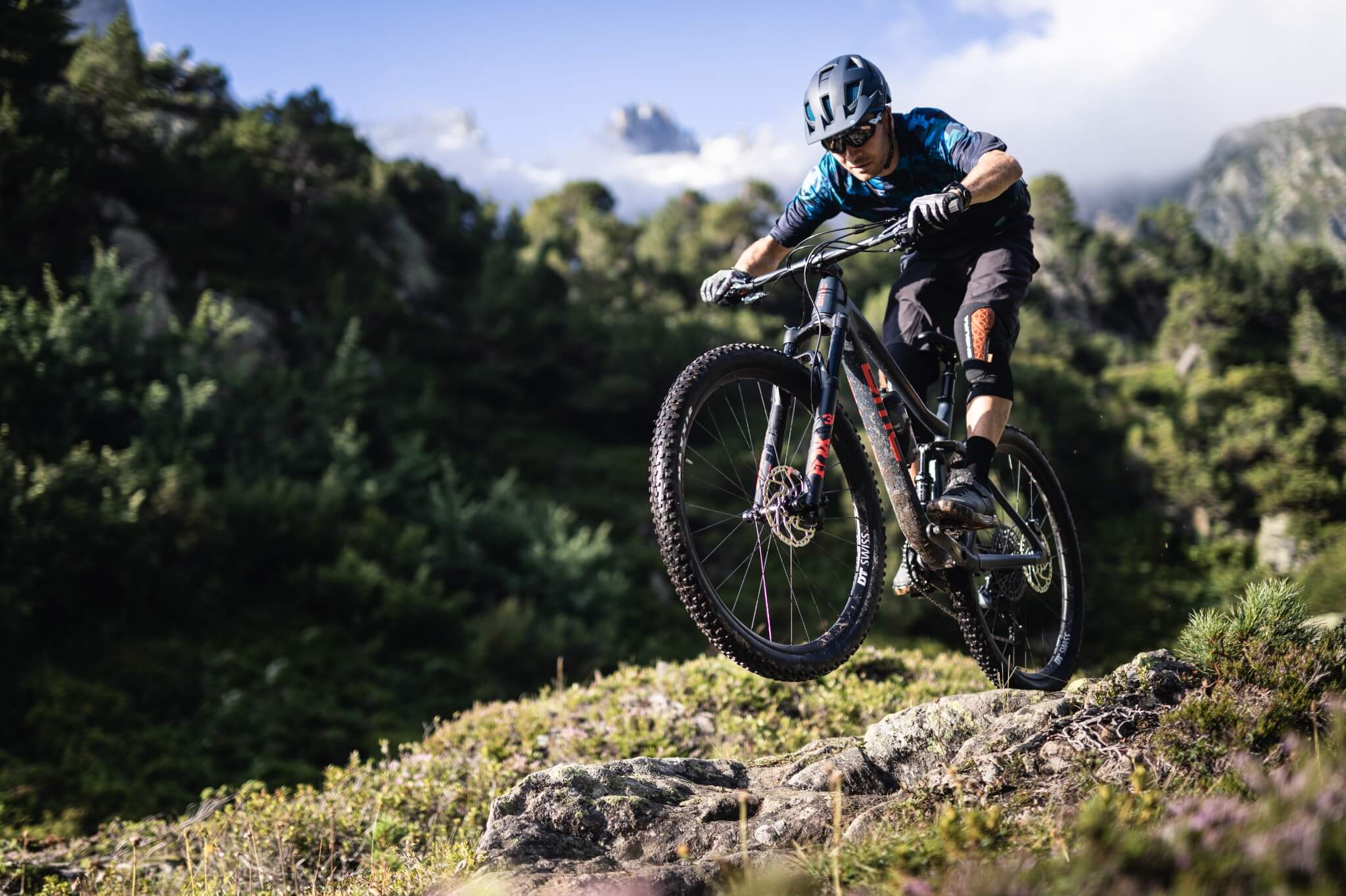 Mountainbiker springt mit BMC Speedfox durch felsiges Gelände, ideal für Offroad-Abenteuer und sportliche Fahrten.