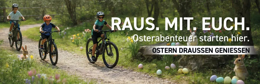Kinder radeln auf einem Waldweg mit Ostereiern und Hasen im Hintergrund, Text: "Raus. Mit. Euch. Osterabenteuer."
