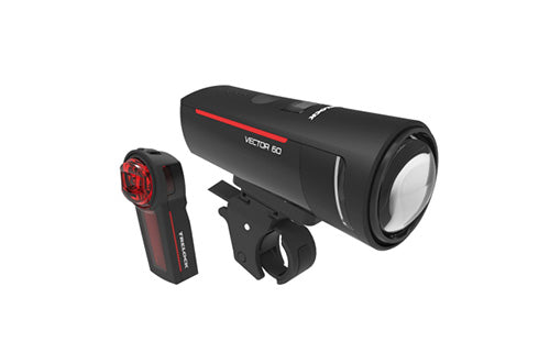 Schwarzes Fahrradbeleuchtungsset bestehend aus Vorderlicht "Vector 60" und rotem Rücklicht, geeignet für Radfahrer.