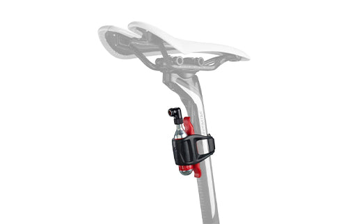 CO2-Pumpe an Fahrradsattelstütze montiert, geeignet für Radsportler zur schnellen Reifenbefüllung unterwegs.