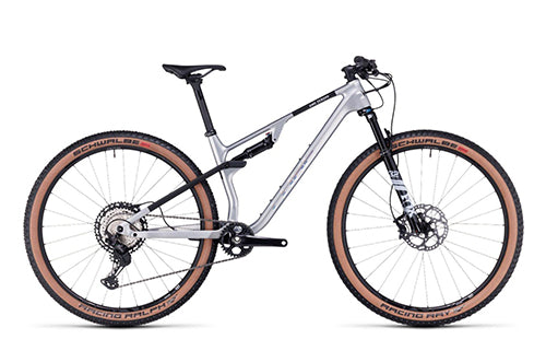 Silbernes Cube AMS Mountainbike mit schwarzem Rahmen, Scheibenbremsen und Offroad-Reifen, ideal für sportliche Radfahrer.