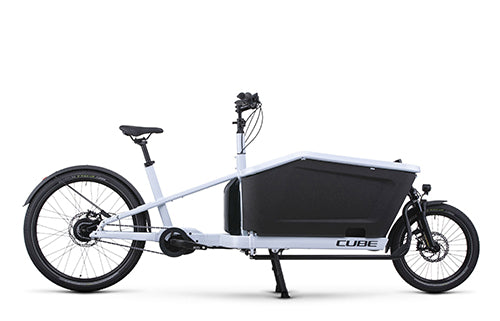 Weißes Cube Cargo Hybrid Lastenrad, geeignet für Familien oder Transport, seitliche Ansicht.