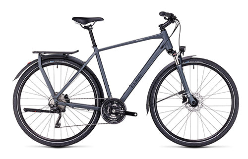 Cube Kathmandu Trekkingrad in Grau, ausgestattet mit Gepäckträger und Scheibenbremsen, ideal für Stadt und Touren.