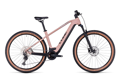 Rosa Cube Reaction Hybrid E-Bike mit schwarzer Gabel, geeignet für Geländefahrten, 29-Zoll-Reifen, unisex Design.