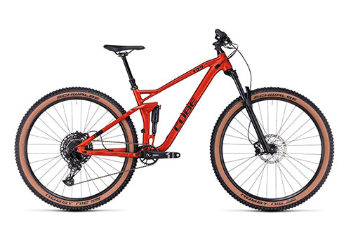 Rotes Cube Stereo ONE22 Mountainbike, vollgefedert, für Gelände und Trails, mit großem Rahmen und Scheibenbremsen.