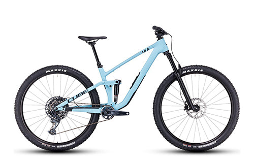 Hellblaues Cube Mountainbike Stereo One44 mit Vollfederung, 29-Zoll-Rädern, geeignet für Gelände und Freizeit.