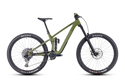 Grünes Cube Stereo One77 Mountainbike, full suspension, mit grobstolligen Reifen für Gelände, Seitenansicht.