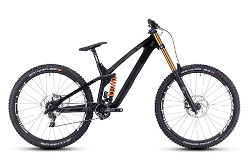 Schwarzes Cube Two15 Mountainbike mit Vollfederung und robusten Reifen, geeignet für Downhill-Fahrten.