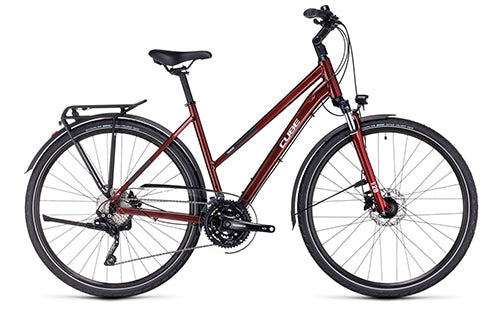 Rotes Cube Tourenrad mit Gepäckträger, ideal für Alltagsfahrten. Modell: Cube Touring.