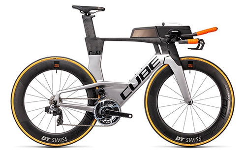 Cube Aerium Triathlonrad mit aerodynamischem Design, DT Swiss Rädern und integriertem Trinksystem für Rennradfahrer.