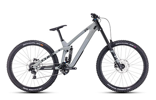Graues Cube Downhill-Mountainbike mit robustem Rahmen und Federung, geeignet für Off-Road-Enthusiasten.