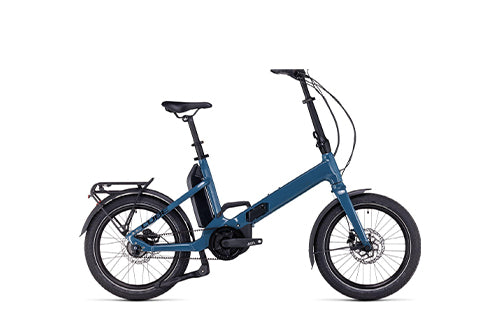 Blaues Elektrofahrrad mit tiefem Einstieg, Shimano-Ausstattung und Gepäckträger; kompakt, ideal für Stadtfahrten.