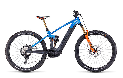 Blaues Cube E-Mountainbike mit Vollfederung und Scheibenbremsen, geeignet für Allmountain-Trails zwischen 130-150 mm.