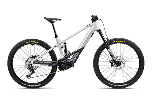 E-Mountainbike Orbea, Enduro-Modell, 160-180 mm Federweg, grau-blau, Scheibenbremsen, Maxxis-Reifen.