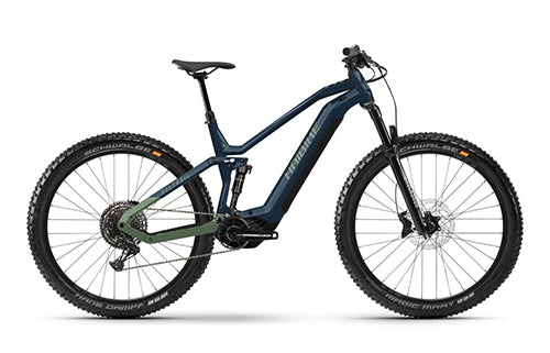 Blaues E-Mountainbike mit Vollfederung, robusten Reifen und sportlichem Design, geeignet für Marathon-Touren und Gelände.
