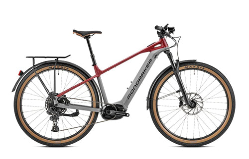 Mondraker E-MTB SUV mit Gepäckträger, geeignet für urbane und abenteuerliche Fahrten, grauer Rahmen, breite Reifen.