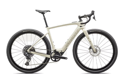 E-Gravelbike in Cremeweiß, geeignet für unterschiedlichste Terrains, mit robustem Rahmen und Scheibenbremsen.