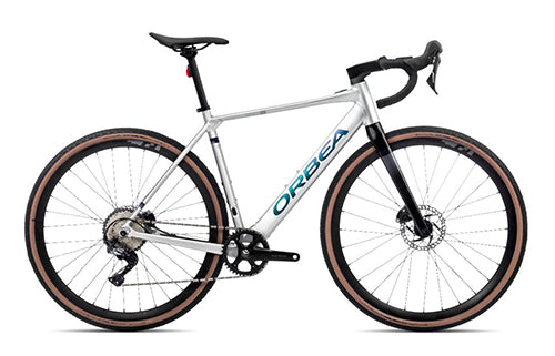 Silbernes Orbea E-Rennrad mit Carbon-Gabel, Scheibenbremsen und Rennlenker, geeignet für sportliche Radfahrer.
