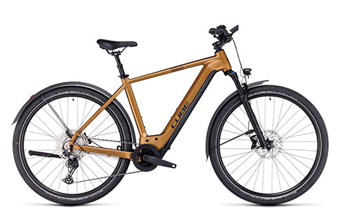 Cube E-Crossbike in Bronze, für sportliche Pendler und Freizeitradler, robustes Design, mit Schutzblechen und Scheibenbremsen.