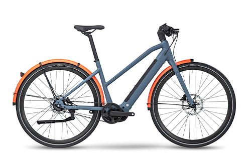 Modernes, blau-oranges E-Bike mit schmalem Rahmen und Schutzblechen, geeignet für die Stadt. Modell: e-urbanbike.