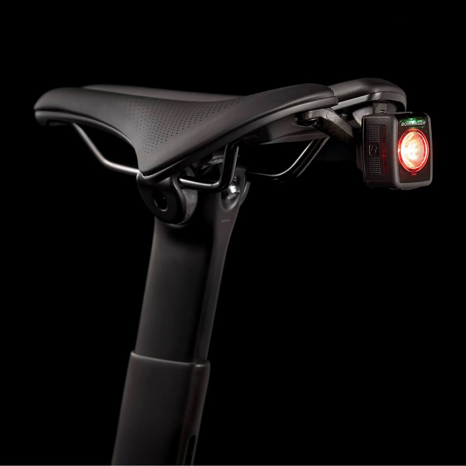 Fahrradsattel mit rotem Rücklicht, ideal für bessere Sichtbarkeit beim Fahren. Modell: Trek Madone.