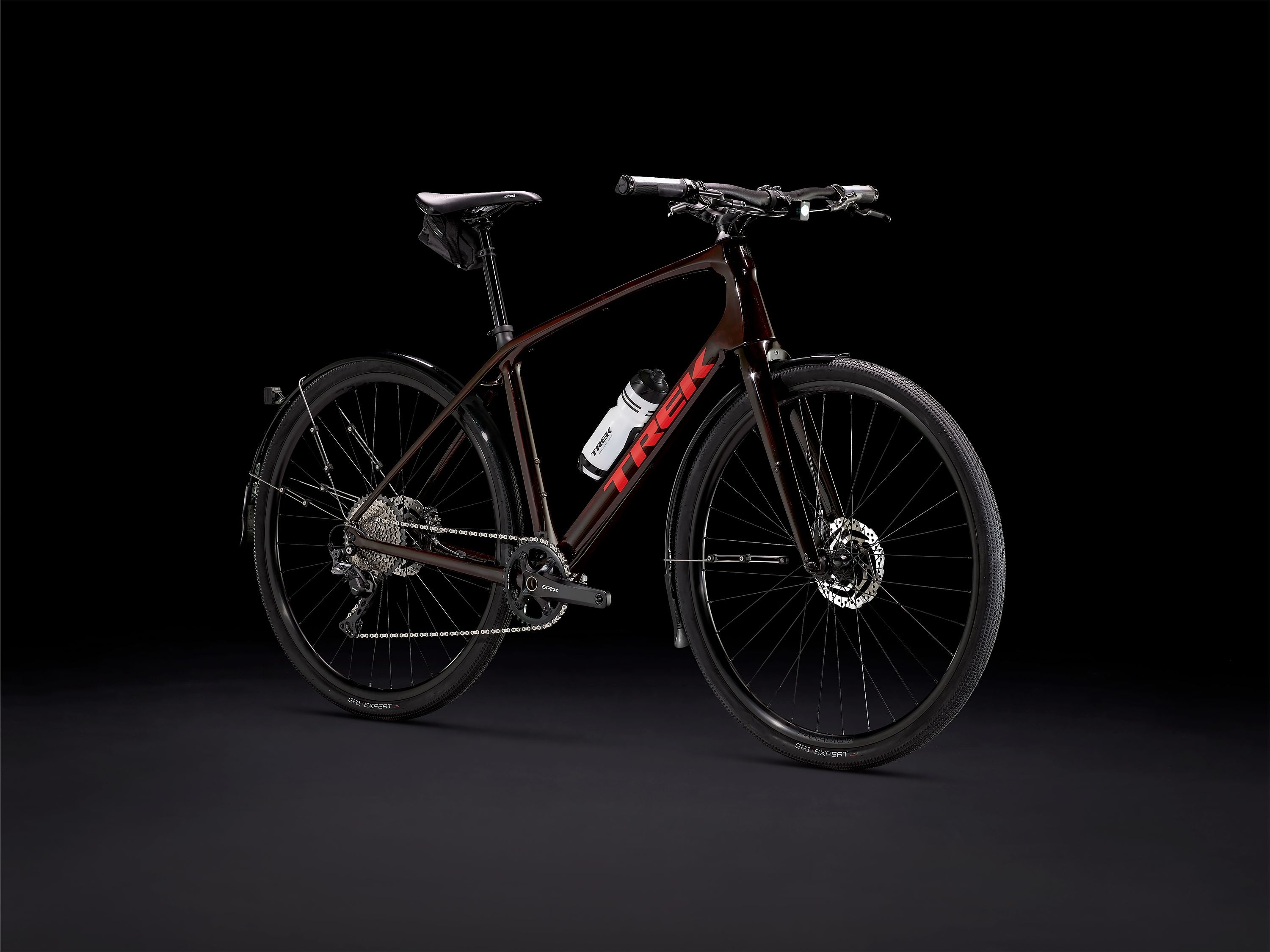 Trek City Urban Fahrrad, schwarzer Rahmen, geeignet für Stadt- und Alltagsfahrten, mit Scheibenbremsen und Trinkflasche.